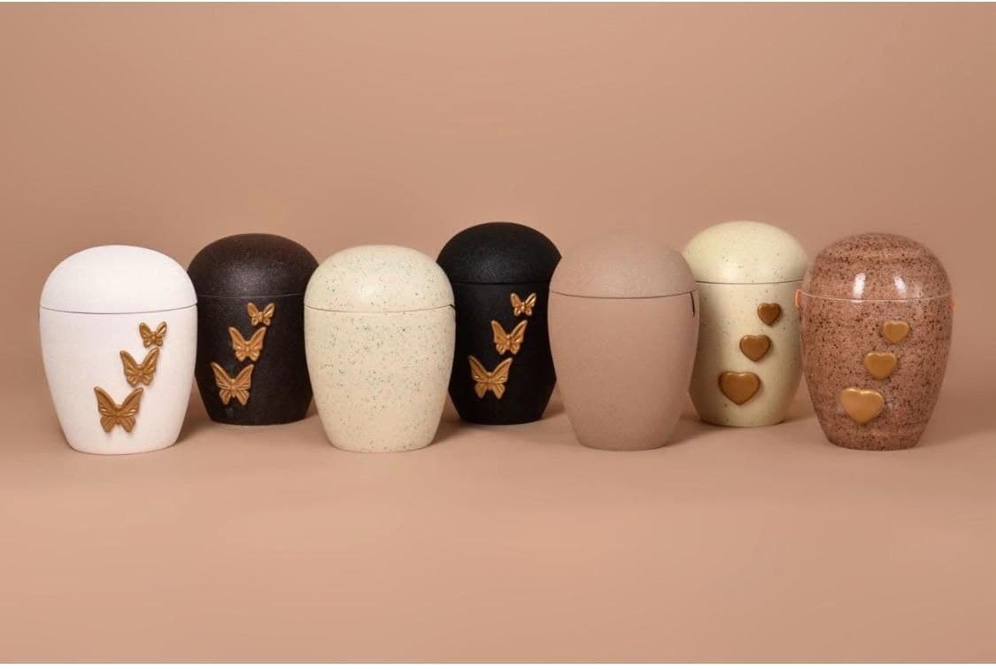 Linia urn pamiątkowych w kilku wykończeniach